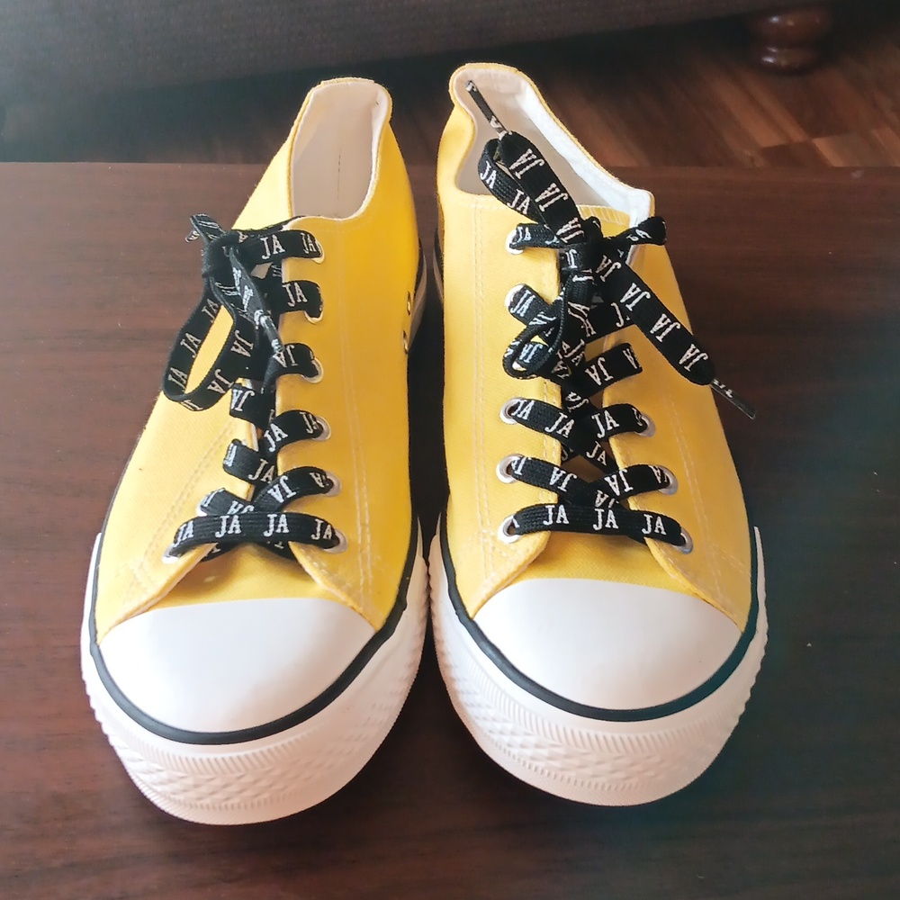 Women's Classic Canvas sneakers (New)